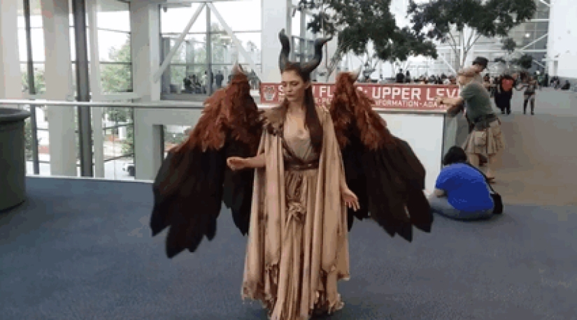 Cosplay 80 nivel: ella ha creado moviendo las alas como Maléfica