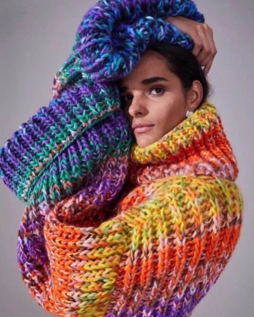 Crea el ambiente tú mismo: 10 suéteres brillantes para looks de invierno
