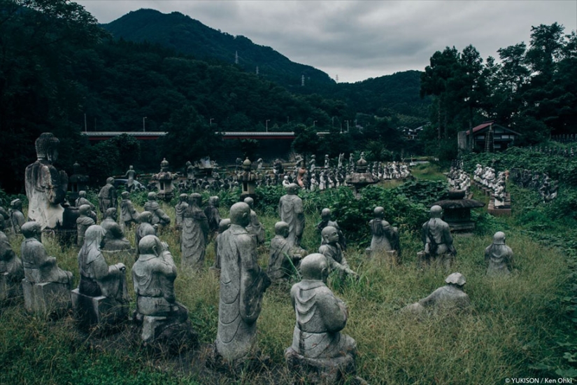 Creepy Japanese village where only statues live