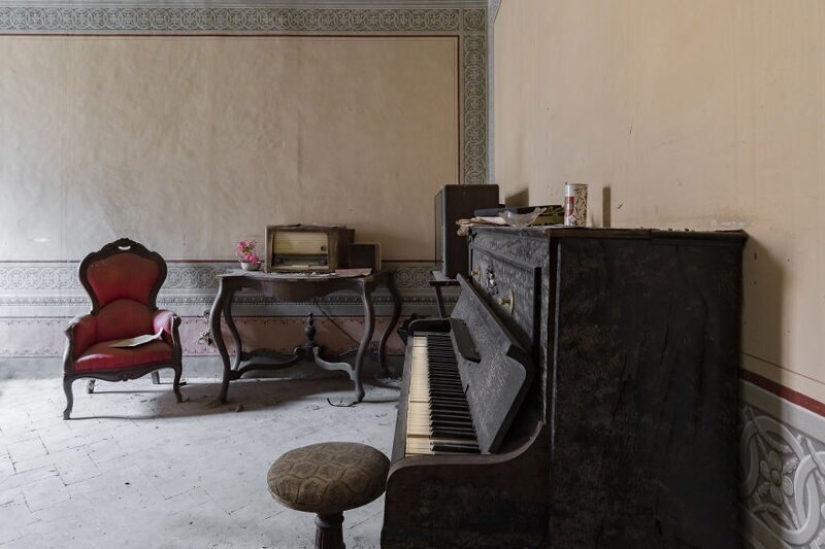 Cuando la música se detuvo: pianos tristes en edificios abandonados