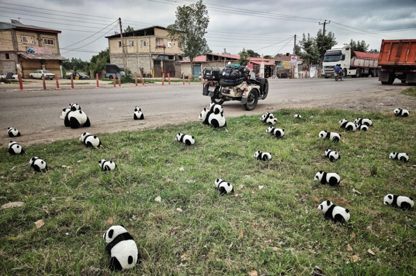 Cuento de hadas oriental: el fotógrafo llevó a la familia en una motocicleta de Rumania a Mongolia