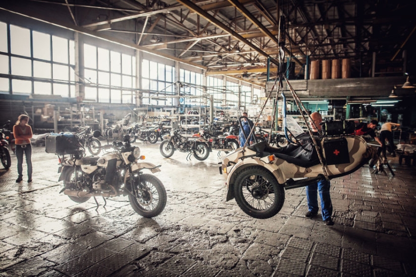 Cuento de hadas oriental: el fotógrafo llevó a la familia en una motocicleta de Rumania a Mongolia