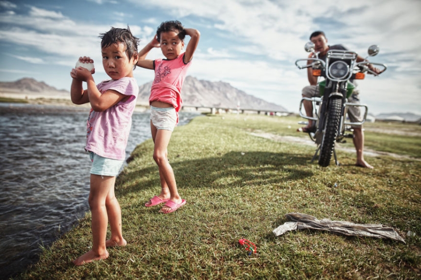 Cuento de hadas oriental: el fotógrafo llevó a la familia en una motocicleta de Rumania a Mongolia