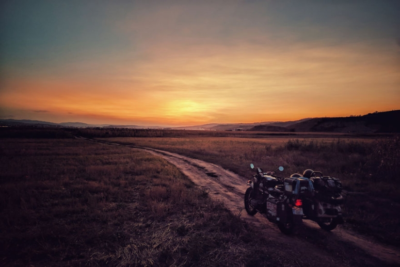 Cuento de hadas oriental: el fotógrafo llevó a la familia en una motocicleta de Rumania a Mongolia