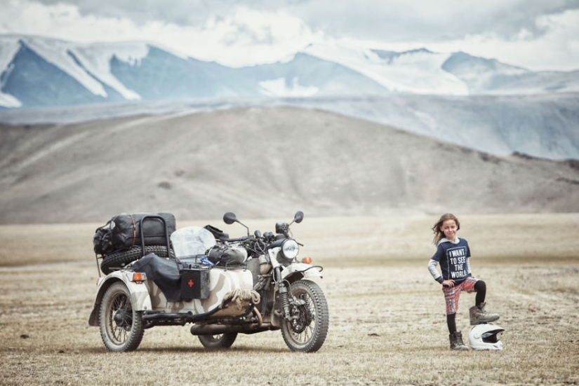 Cuento de hadas oriental: el fotógrafo llevó a la familia en una motocicleta de Rumania a Mongolia