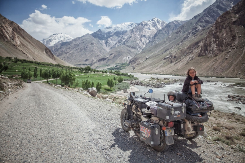 Cuento de hadas oriental: el fotógrafo llevó a la familia en una motocicleta de Rumania a Mongolia