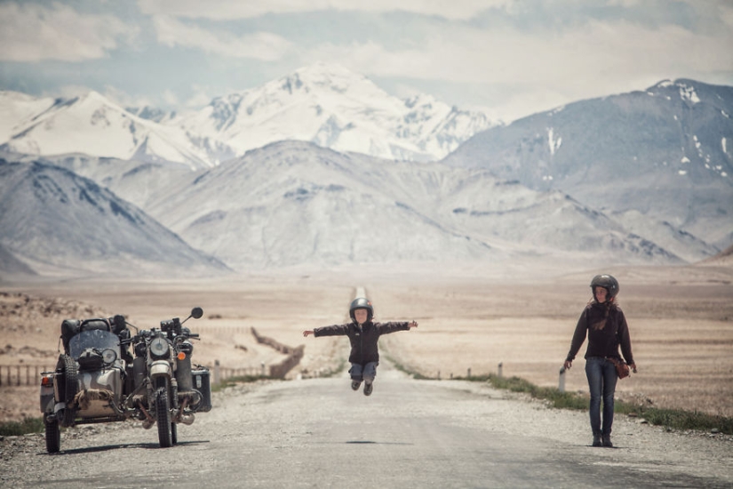 Cuento de hadas oriental: el fotógrafo llevó a la familia en una motocicleta de Rumania a Mongolia