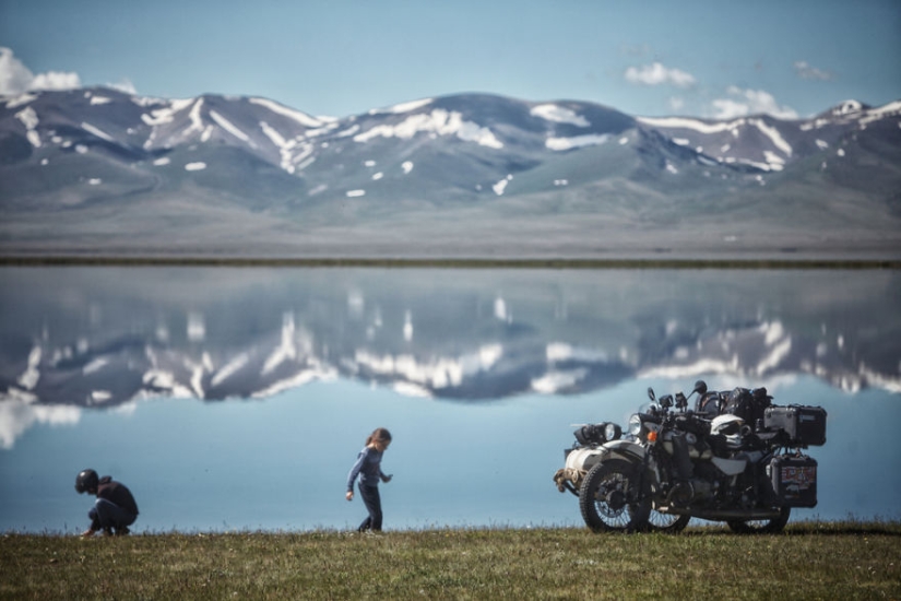 Cuento de hadas oriental: el fotógrafo llevó a la familia en una motocicleta de Rumania a Mongolia