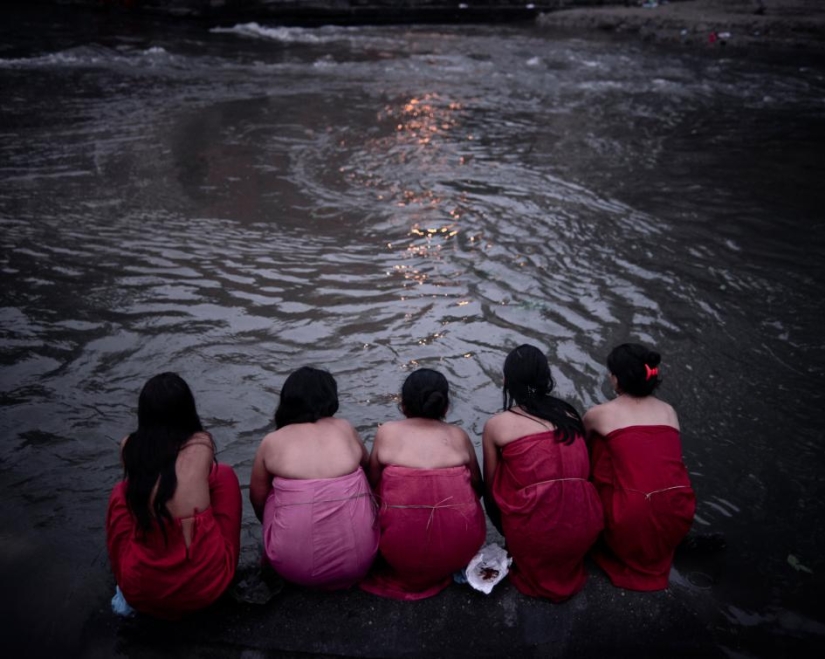 Culpables por género: A dónde envían a las niñas durante la menstruación en Nepal
