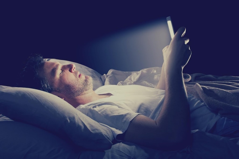 Dangerous for health: scientists told why you can't sleep with a smartphone