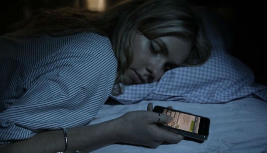 Dangerous for health: scientists told why you can't sleep with a smartphone