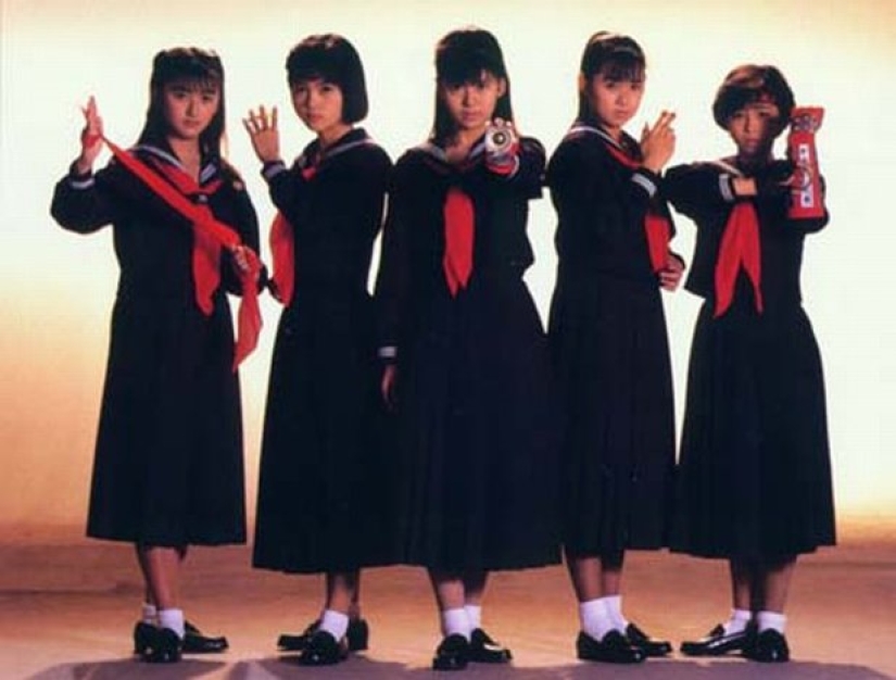 Daring and dangerous: 20 vintage photo Japanese girls SUKEBAN - Pictolic