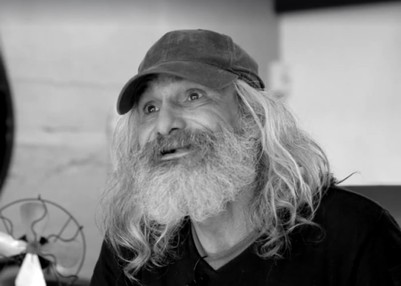 De indigentes a hipsters: un antiguo hombre sin hogar se conmueve hasta las lágrimas por su transformación