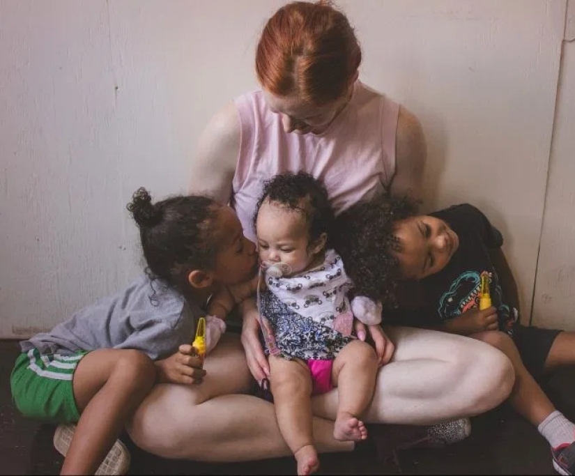 De tres en tres: una familia polígama cría a tres hijos y está lista para una nueva relación