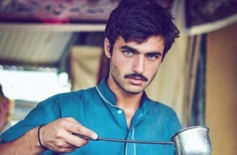 De vendedor de té a modelo: cómo una foto cambió la vida de un niño paquistaní