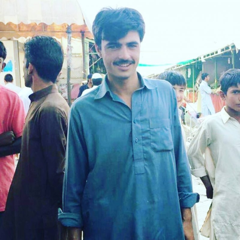 De vendedor de té a modelo: cómo una foto cambió la vida de un niño paquistaní