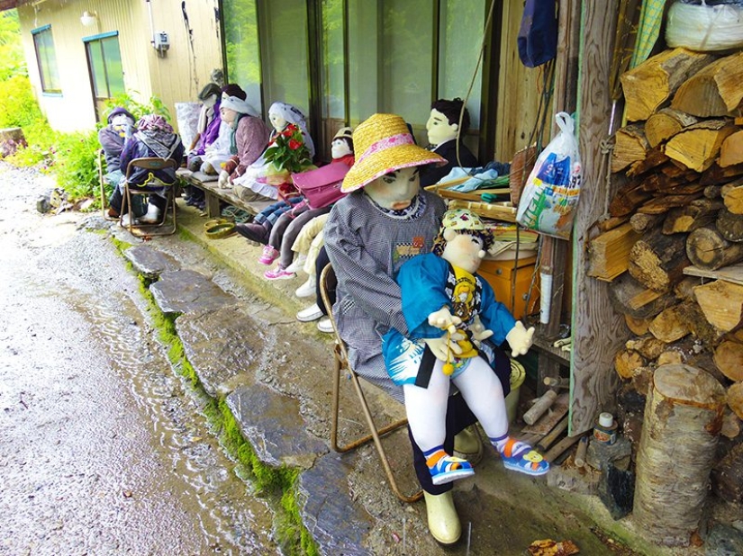 Dead souls: the artist "populated" the deserted village with dolls