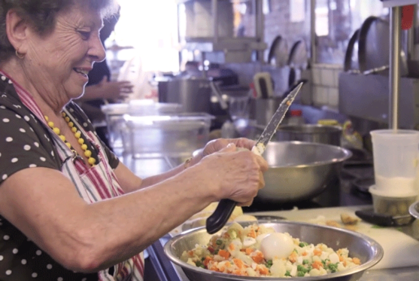 Delicioso Abuela: restaurante, contrató a los abuelos de diferentes nacionalidades, para cocinar comida casera