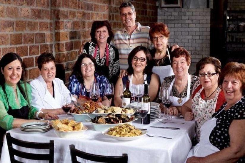 Delicioso Abuela: restaurante, contrató a los abuelos de diferentes nacionalidades, para cocinar comida casera