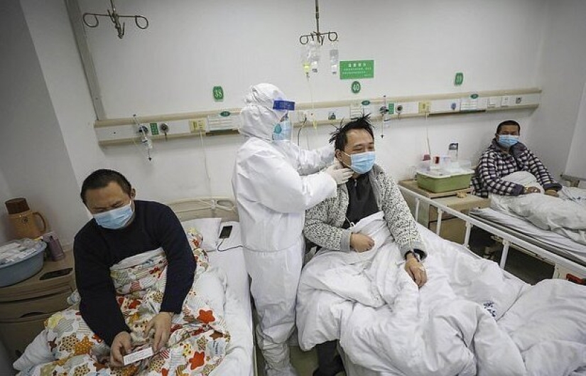 Después del tratamiento para el coronavirus, los médicos de Wuhan se volvieron de piel oscura
