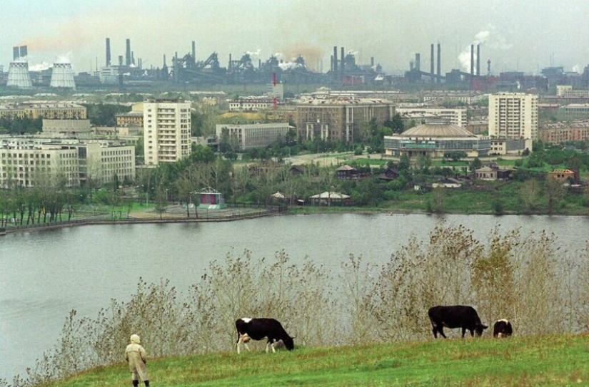Destruction and disassembly: the Russian province in the dashing 90s