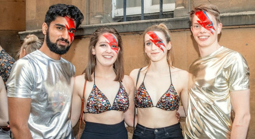 Desvestirse e ir al baile: cómo los estudiantes de Cambridge celebran el final de los exámenes