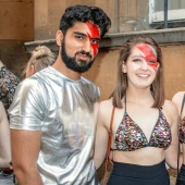 Desvestirse e ir al baile: cómo los estudiantes de Cambridge celebran el final de los exámenes
