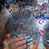 Diamantes de imitación y purpurina: las bellezas en el Festival de Coachella continúan brillando en topless