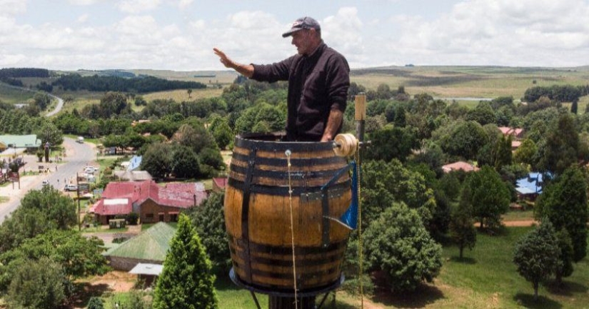 Diógenes del siglo XXI: ¿por qué un buzo de sudáfrica vive en un barril en un poste