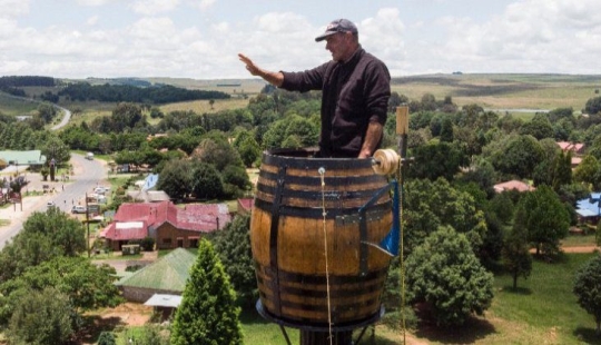 Diogenes of the XXI century: why a diver from South Africa lives in a barrel on a pole