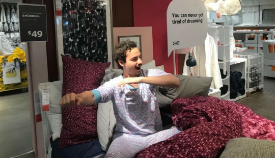 ¿Dónde con las piernas? El periodista creyó la reacción de los vendedores de tiendas de muebles, acostándose a dormir en sofás