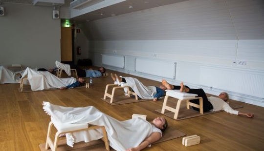 Dormir en medio de la jornada laboral y un instructor de sueño: cómo trabajar en oficinas finlandesas