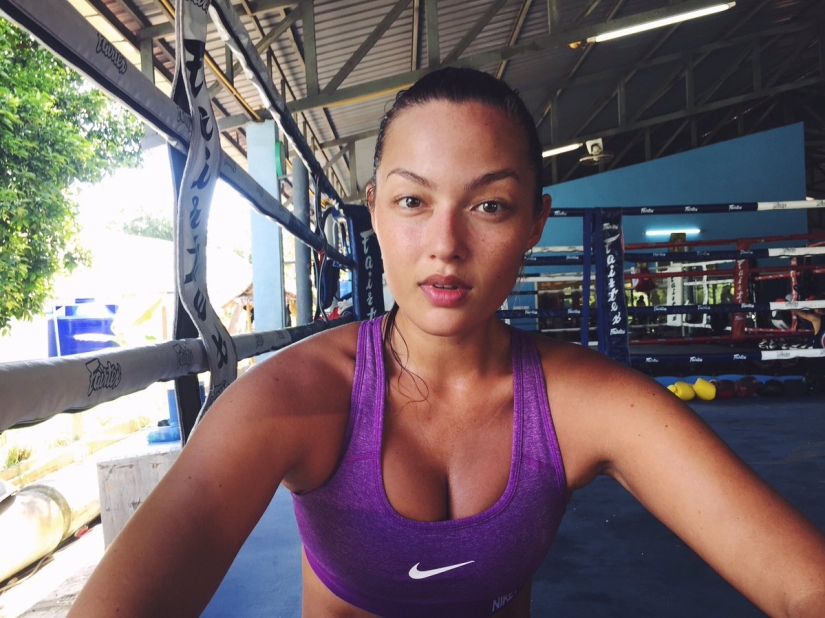 Dos en uno: Modelo sexy y luchadora de Muay Thai en la portada de Sports Illustrated