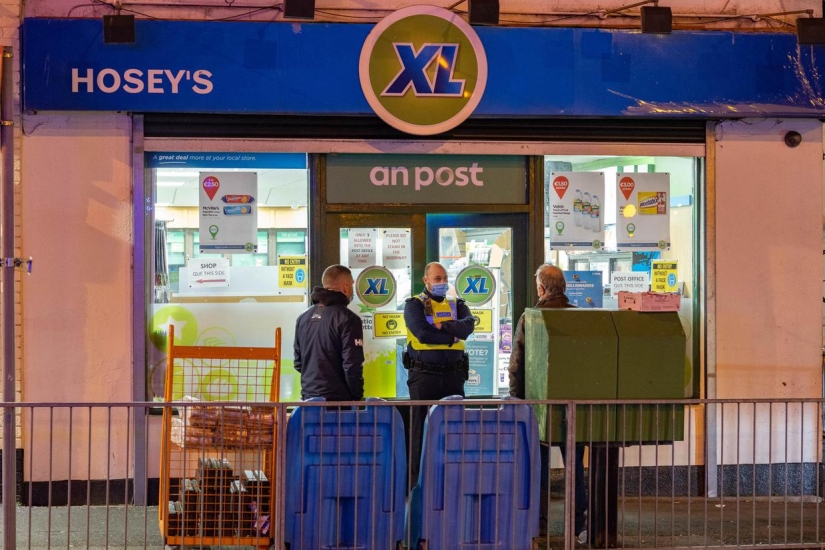 Dos irlandeses llevaron el cuerpo de un amigo fallecido a la oficina de correos para recibir su pensión
