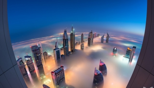 Dubái envuelto en niebla