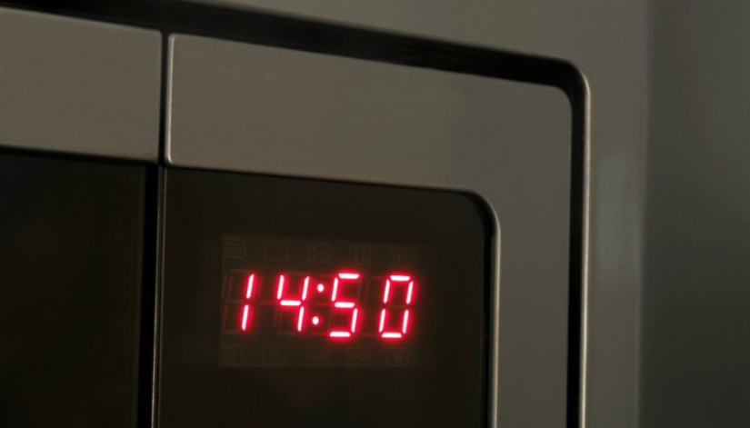 Due to political differences, the clocks in microwaves across Europe began to lag by 5 minutes. How did it happen?