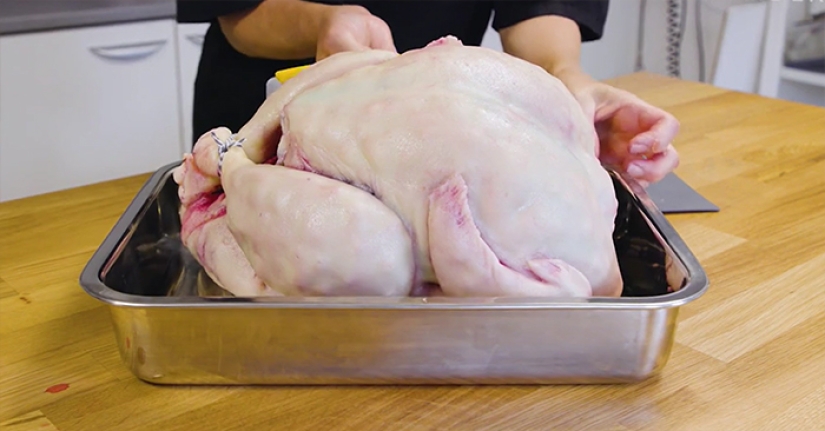 Dulce engaño: la pastelera Sarah Hardy horneó un pastel en forma de pavo crudo