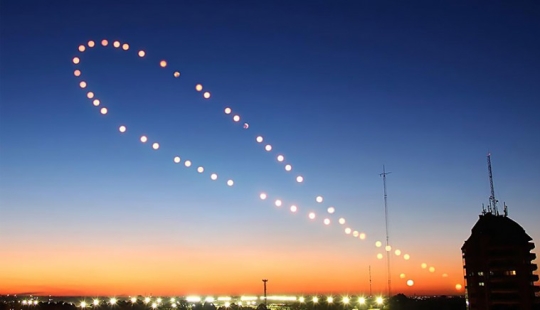 Durante un año, el sol en el cielo escribe un ocho