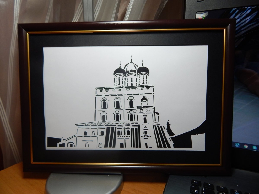 El abuelo de Pskov hace increíbles pinturas con papel