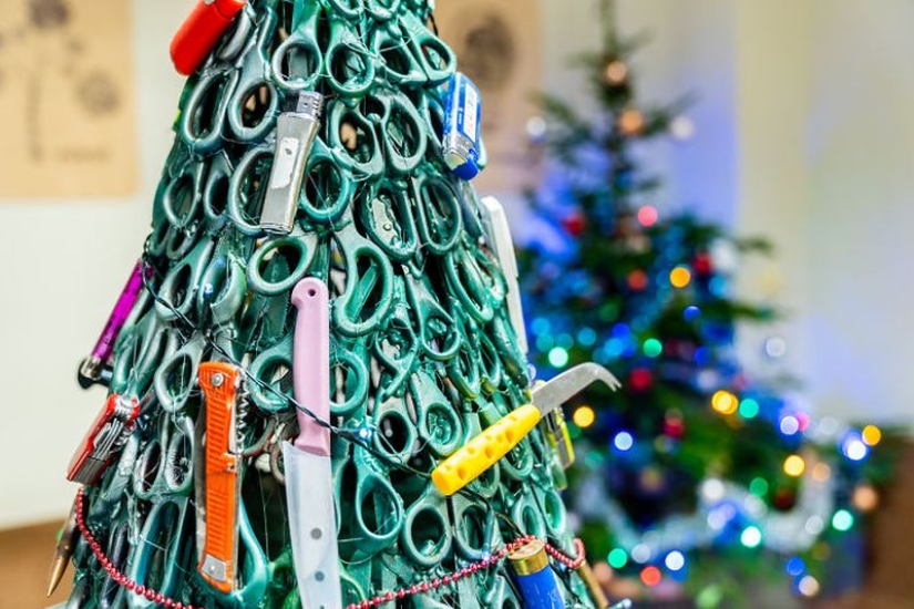El aeropuerto de Vilna hizo un árbol de Navidad con artículos confiscados a los pasajeros