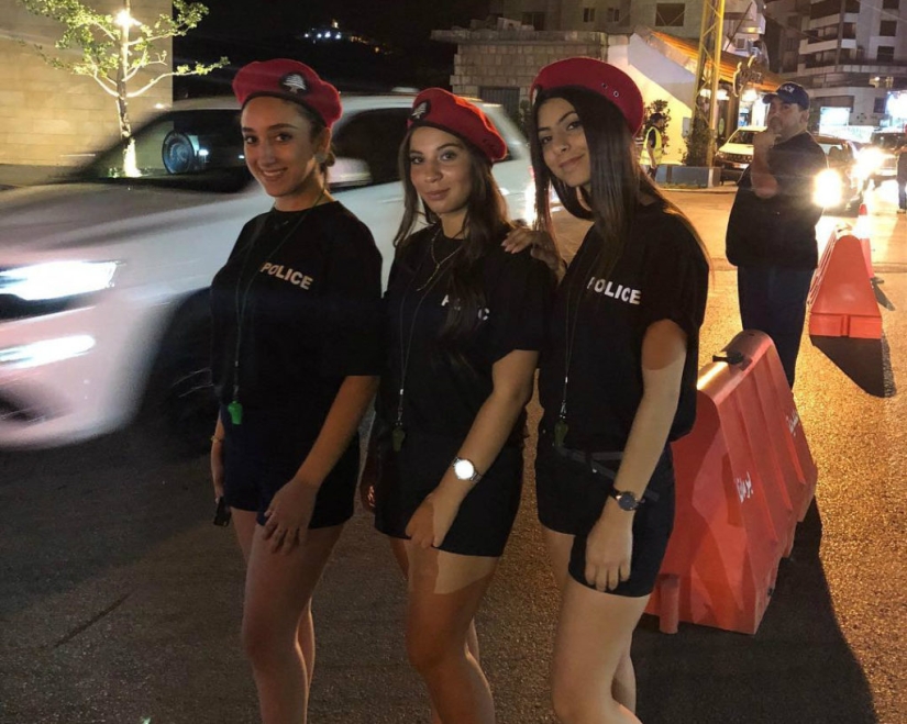 El alcalde de una ciudad libanesa ordenó a las mujeres policías que usaran pantalones cortos para atraer turistas