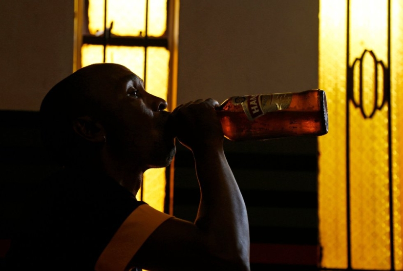 "¡El alcohol no tiene nada de malo!": cómo se celebran los servicios en una iglesia para borrachos