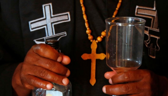 "¡El alcohol no tiene nada de malo!": cómo se celebran los servicios en una iglesia para borrachos