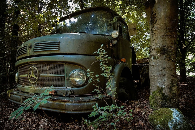 El alemán pasó diez años buscando por toda Europa cementerios de coches viejos,desde tractores hasta Mercedes