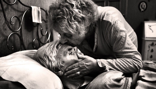 "El amor es más fuerte que la enfermedad": un proyecto fotográfico sobre cómo una pareja de ancianos luchó contra la enfermedad de Alzheimer "El amor es más fuerte que la enfermedad": un proyecto fotográfico sobre cómo una pareja de ancianos luchó contra la enfermedad de Alzheimer