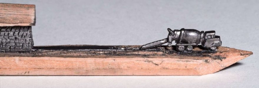 El artista recorta pequeñas obras maestras de pizarras de lápiz
