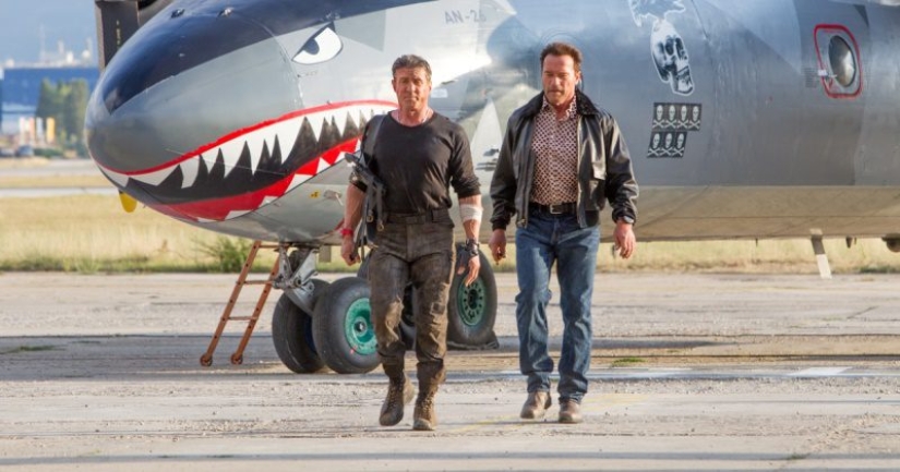 El avión de la película "The Expendables-3" con los insuperables Schwarzenegger y Stallone aterrizó en Kiev