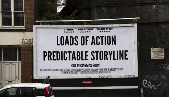 El británico se burla sin piedad de carteles de películas, señales de tráfico y publicidad
