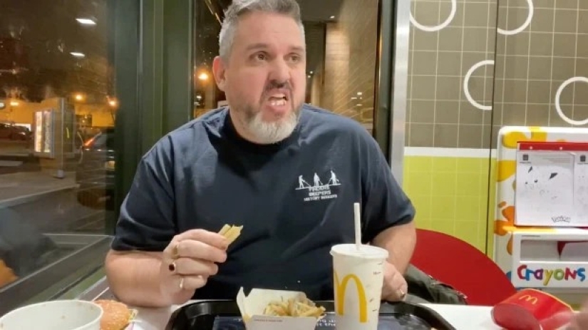 El bromista se comió una hamburguesa mohosa y papas fritas de McDonald's, que enterró en el suelo durante un año