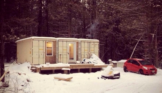 El canadiense construyó una casa con contenedores y vive allí incluso en menos de 30
